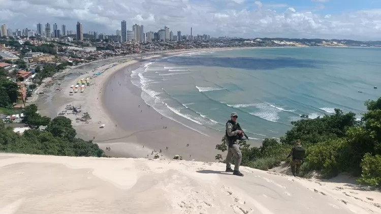 Praia de Ponta Negra, em Natal (RN), com o Morro do Careca ao fundo. A região vem enfrentando mudanças na faixa de areia.